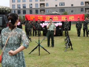 浪漫！七夕节武警兵哥哥向女友深情表白(组图)